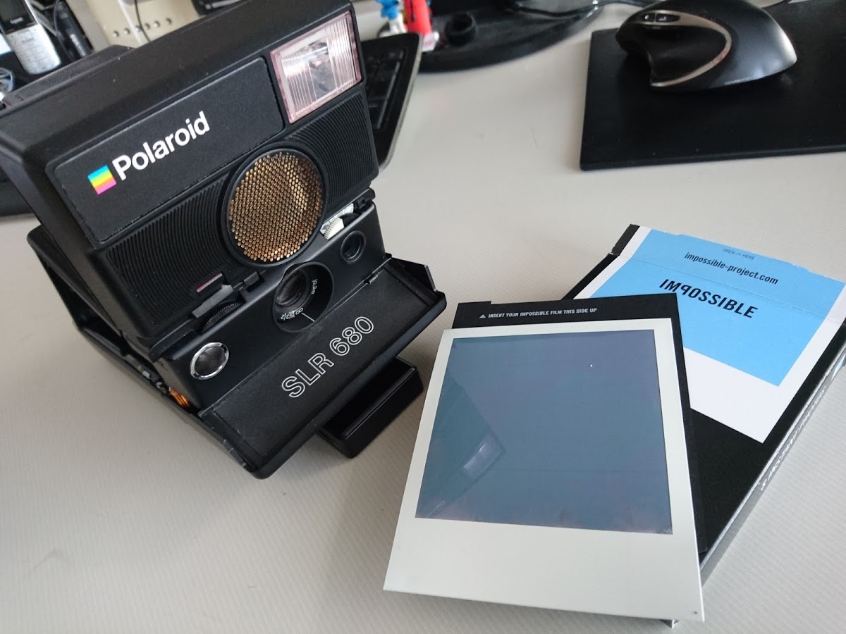 A while ago I bid for a lot of Polaroid 600 films of the Impossible project, ignoring that I actually have only a SX-70 Land camera, well, we now also have a 600 Land camera, say HI to the new toy : http://www.b2s.pm/W8Mq75