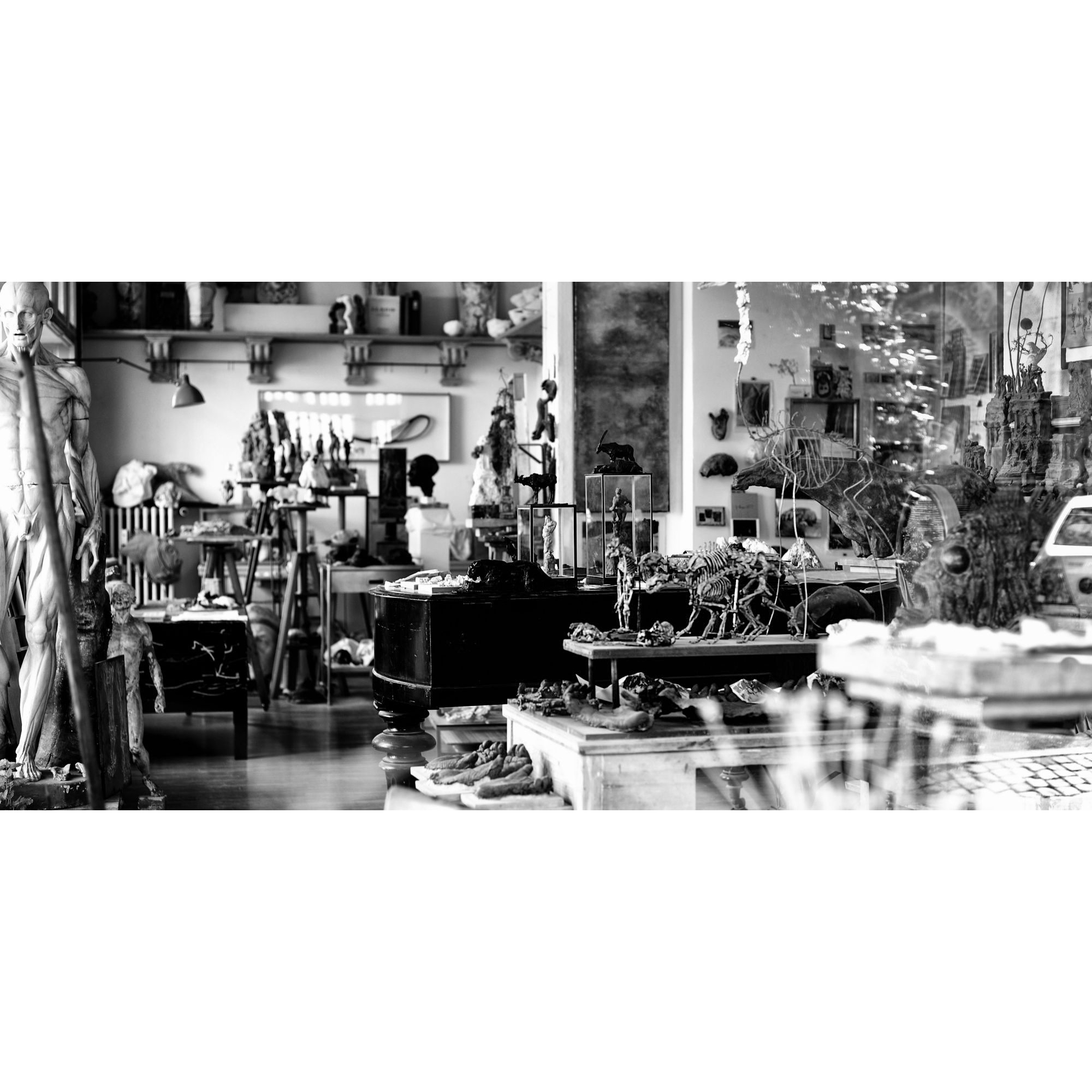 Interesting things you can see windows shopping around Zurich Main Station... http://www.b2s.pm/V8qlNK