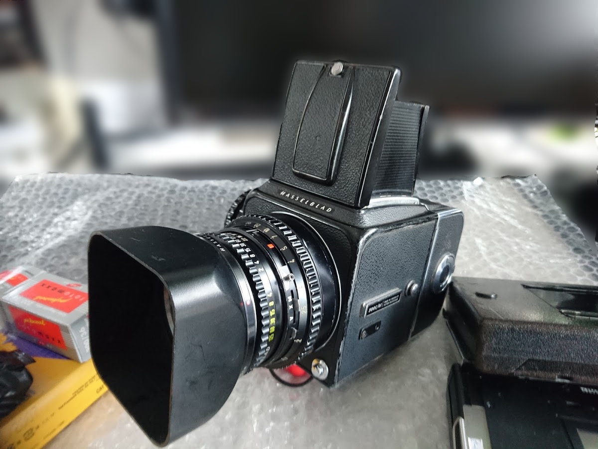 Say hi to my newest collectors item, a Hasselblad 500 C/M with Zeiss Planar 100/3.5, two regular and two Pola magazins.The body is only four years younger than I am (which somehow makes me vintage I guess :-)) Photographical slowness here I come :-) http://www.b2s.pm/CtJfRI