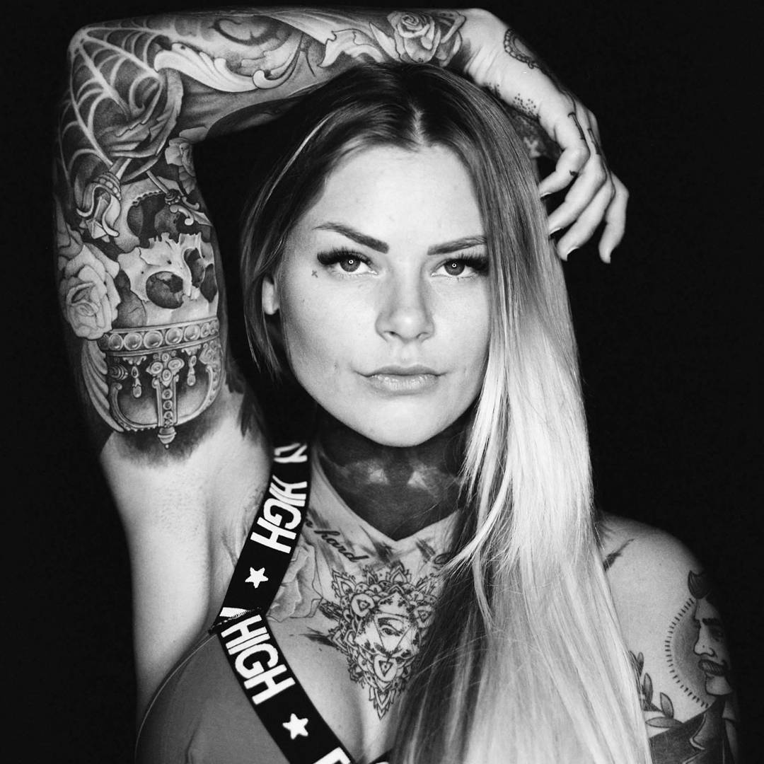 It's quit funny to go back to analog and wait two weeks until you see your shots. Picture is from a studio shooting with Sara, a very special young lady with a tremendous sense of humor (we laughed a lot)...
(Hasselblad 500/C, Planar 1.35/100, TMAX 400, at 3.5/ 1/125)