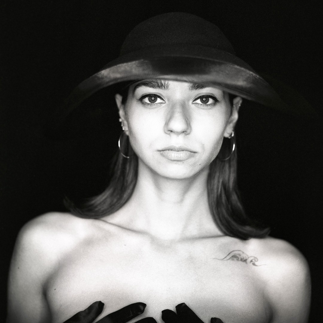 The advantage of the Hasselblad and the 6x6 format probably is that it fits into Instagram directly (sic!) :-)
Unedited image, again from Irenka in the Studio.

Hasselblad 500C, Planar 100mm/1:3.5 @3.5-1/125, Ilford HP5 Plus, developed in an old Rondinax...