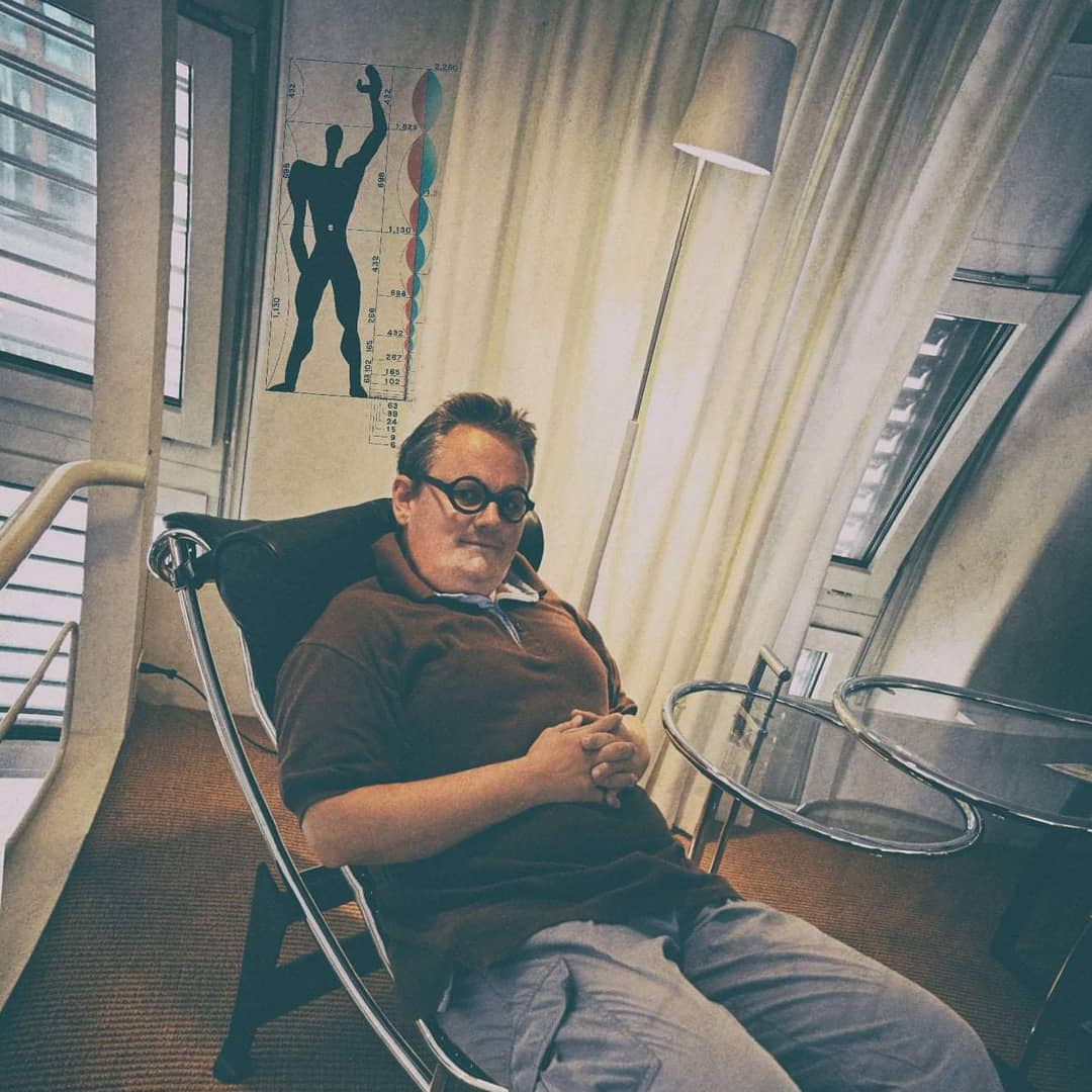 Dieses Wochenende sind wir im Open House Zürich wieder auf Architektur und Design Pfaden gewandelt. Nicht nur das Bauhaus hat ein Jubiläum, wir fanden auch immer wieder Spuren von Wohnbedarf sei es in der Siedlung Neubühl in Wollishofen oder gar im Museum für Gestaltung. Cool war auch, dass Fredi Murer ganz tief im Archiv gegraben hat und uns persönlich seine Version des Corbusier Filmes gezeigt hatte.
Nun ja, mein Versuch mit Corbusier (Papp) Brille sieht eher wie ein gut gefütterter Harry Potter aus, der Spass war es allemal wert :-)