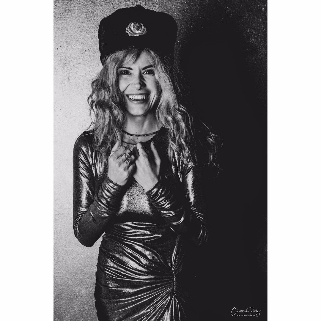 A last one today from the cool session with Anna And good that these pictures do not capture the comment that led to the joyful expression :-) The Russian hat was actually a present from my good friend Matthias, ski-akrobat in the 90ies, which he brough back from a competition in Russia.