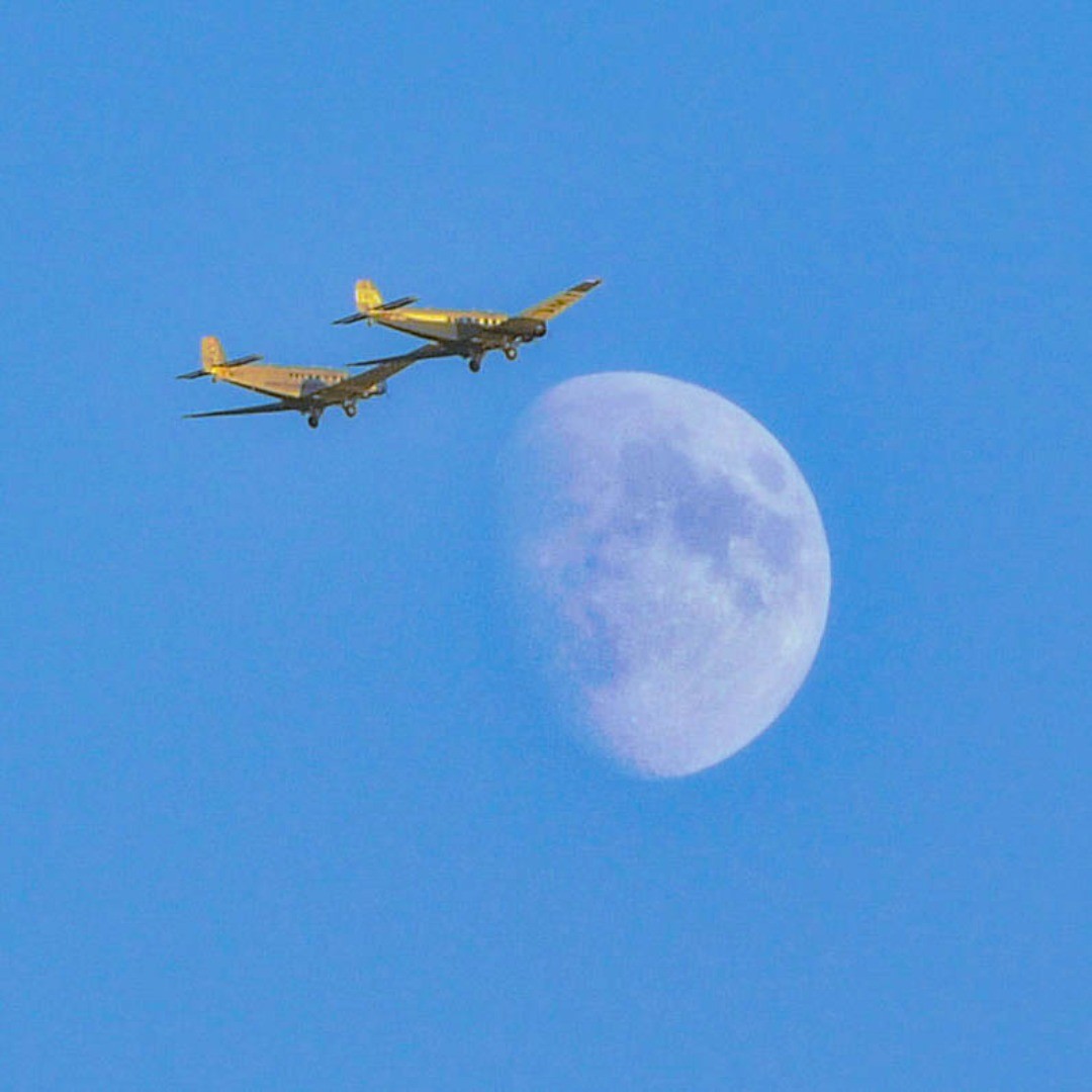 Also from the "Planes in my garden" Folder, from a few years ago, one of my favorite plane photos. Unfortunately I was only equipped with a short lens that evening, hence the low resolution...
.
.
.