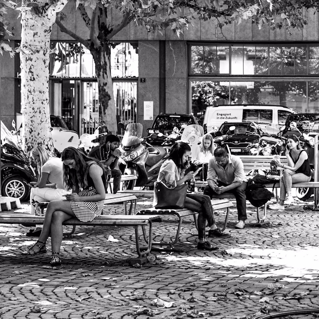 I just had to chuckle when I saw this picture in my "tobesorted folder", people are managing social distancing rather well in downtown Zurich, only the picture is from September 2018 :-)
.
.
.