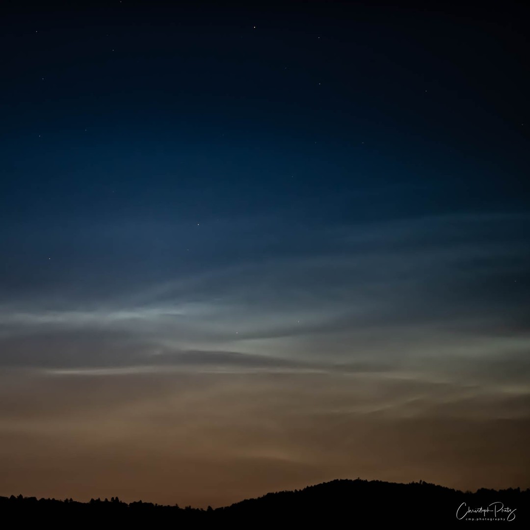 More from the a series of pictures from our balcony.
While taking pictures of the comet Neowise I also saw these night clouds over Rapperswil.
.
.

https://cmp.photography/?p=4871