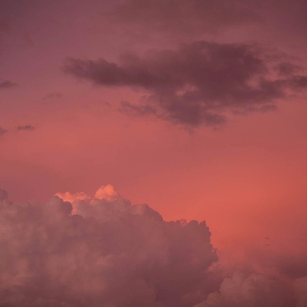 We live a little outside of Zurich and one of my before Corona time goals was already to show the beauty of the landscape over here. Now that we should not go too far away from home let's have a series of pictures from our balcony. 
A few days ago I had one of the coolest sunsets in years with all kind of pastel shades...
.
.
.