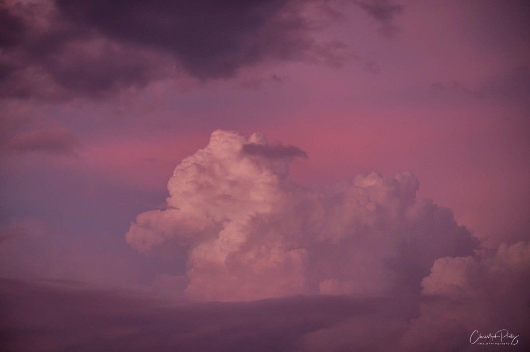 We live a little outside of Zurich and one of my before Corona time goals was already to show the beauty of the landscape over here. Now that we should not go too far away from home let's have a series of pictures from our balcony. 
A few days ago I had one of the coolest sunsets in years with all kind of pastel shades...
I can't help it, but isn't that the cloud version of the little bathtub duck?
.
.
.