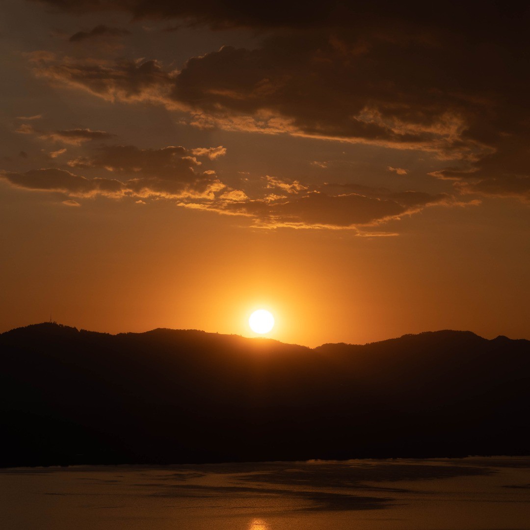 We live a little outside of Zurich and one of my before Corona time goals was already to show the beauty of the landscape over here. Now that we should not go too far away from home let's have a series of pictures from our balcony. I like the lake :-)
Scene fromo my breakfast this morning, a fe minutes later is was raining...
.
.
