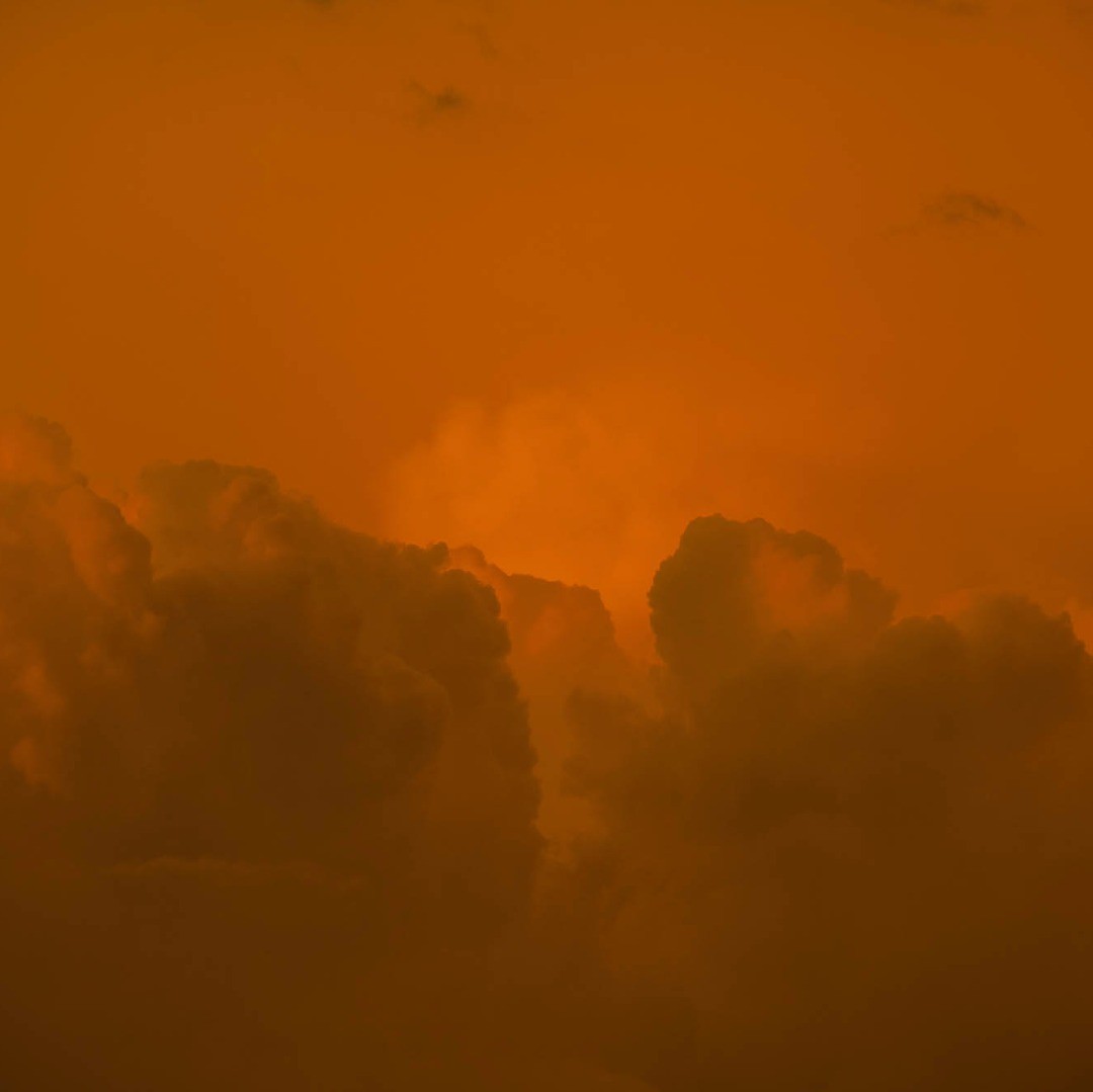 We live a little outside of Zurich and one of my before Corona time goals was already to show the beauty of the landscape over here. Now that we should not go too far away from home let's have a series of pictures from our balcony. 
A few days ago I had one of the coolest sunsets in years with all kind of pastel shades...
.
.
.