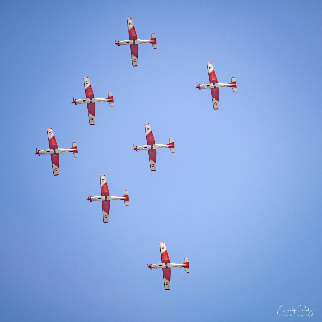 o it looks, like we are going back to square one, home office again. So let's continue with what I see from the balcony. This afternoon we had the PC7 team practicing...
.
.