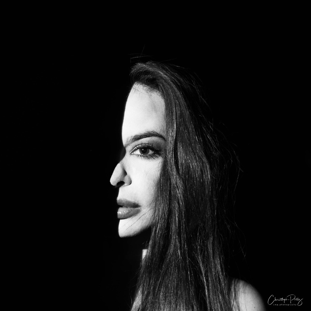 A short while ago I met a second time with Agata @agatagrodek. After a fun shooting in the river earlier this year we went to the studio to try out hard light portraits.