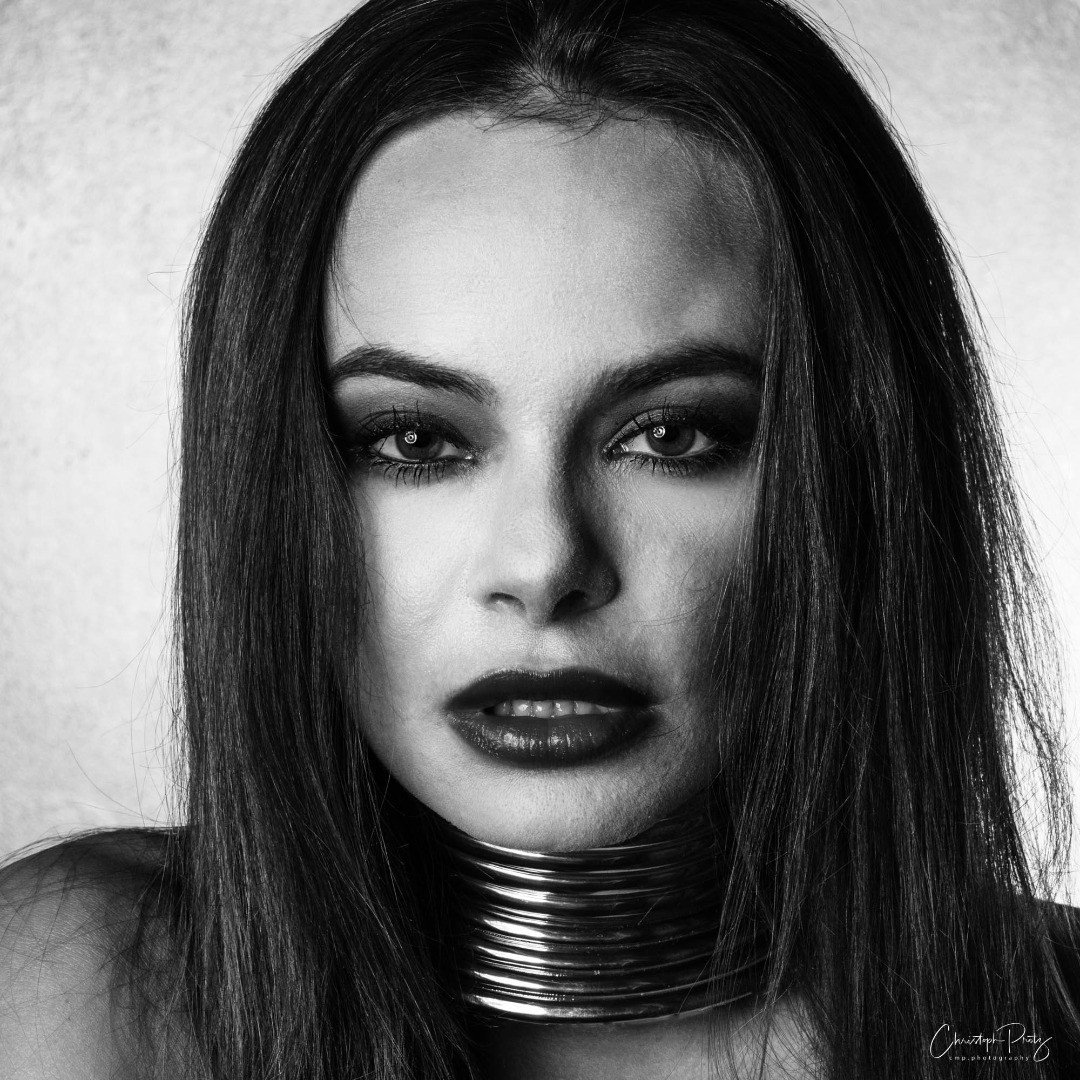 A short while ago I met a second time with Agata @agatagrodek. After a fun shooting in the river earlier this year we went to the studio to try out hard light portraits.
