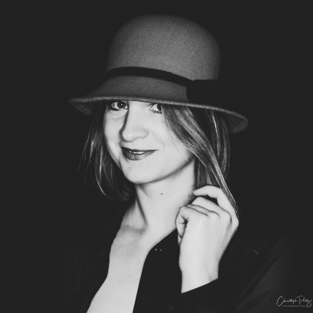 From a shooting at the beginning of this year with Anne.
(yeah, I ad mit I have a hat addiction :-).
.