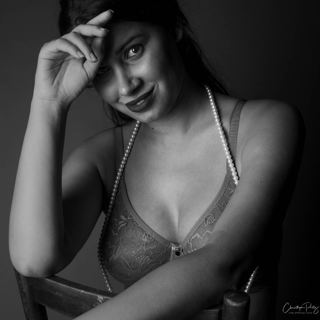 Time goes bye so quickly and I almost forgot to post some first shots from a recent shooting with Kessy Cassidy.
Hmm, well, the pearl necklace...