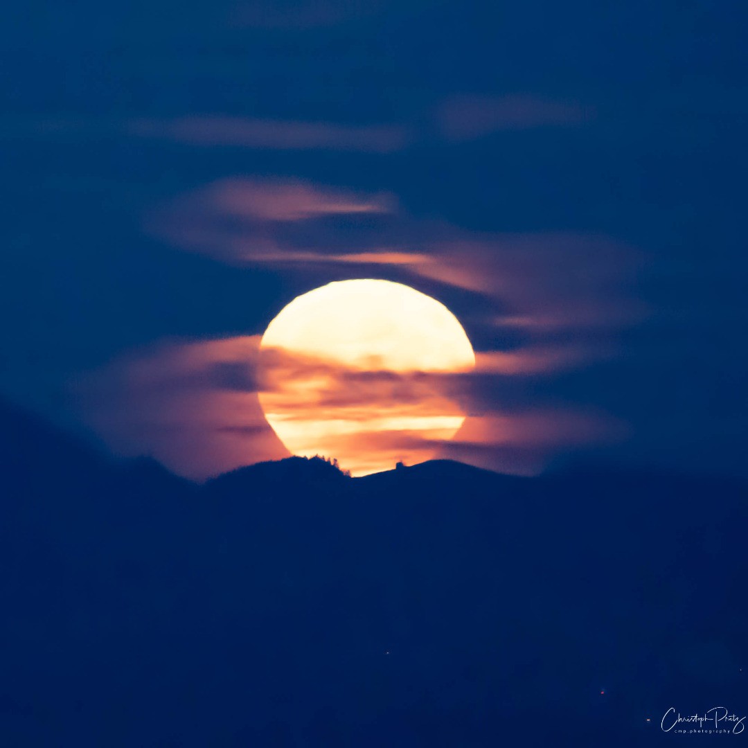 We live a little outside of Zurich and one of my before Corona time goals was already to show the beauty of the landscape over here. Now that we should not go too far away from home let's have a series of pictures from our balcony. After last shot's sunrise find the rising moon in this one...

.
.