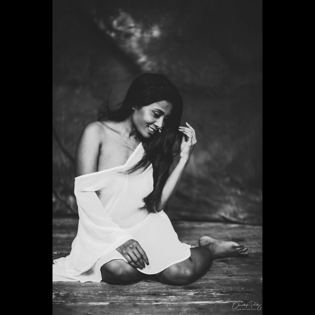 A longer while ago I had the pleasure to work with the mystic Nikita @nikitagokhale @ NikitaGordijn  who introduced me in the magic of her heritage. We had a lovely evening in the studio and produced many nice pictures.
.
.