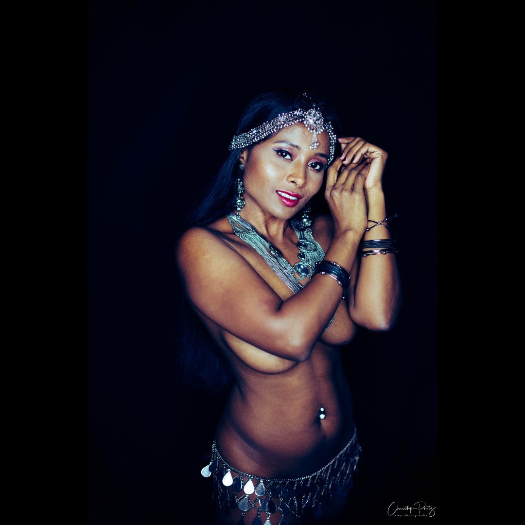 A longer while ago I had the pleasure to work with the mystic Nikita @nikitagokhale @ NikitaGordijn  who introduced me in the magic of her heritage. We had a lovely evening in the studio and produced many nice pictures.
.
.