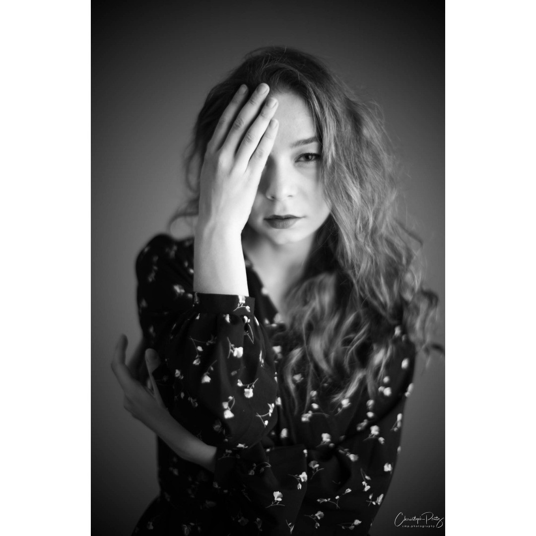 Halyna @halyna._.life, Joannis @joannis.photography and I had a wonderful shooting evening. These 3 shots are from my warm up with Halyna (after having waited almost an hour in a traffic jam around the Studio) and my test of the Noctilux on f1 for studio photography with flash. 
.
.