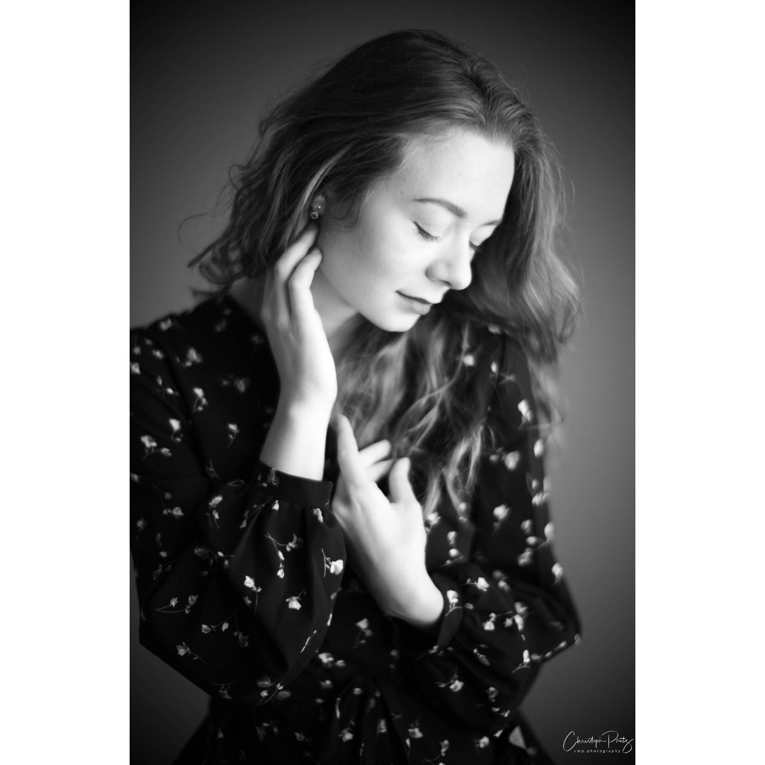 Halyna @halyna._.life, Joannis @joannis.photography and I had a wonderful shooting evening. These 3 shots are from my warm up with Halyna (after having waited almost an hour in a traffic jam around the Studio) and my test of the Noctilux on f1 for studio photography with flash.
.
.