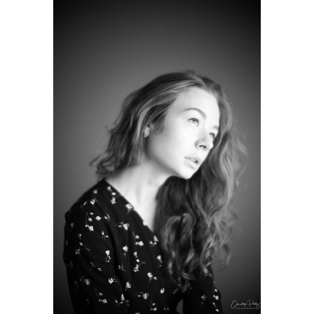 Halyna @halyna._.life, Joannis @joannis.photography and I had a wonderful shooting evening. These 3 shots are from my warm up with Halyna (after having waited almost an hour in a traffic jam around the Studio) and my test of the Noctilux on f1 for studio photography with flash. 
.
.