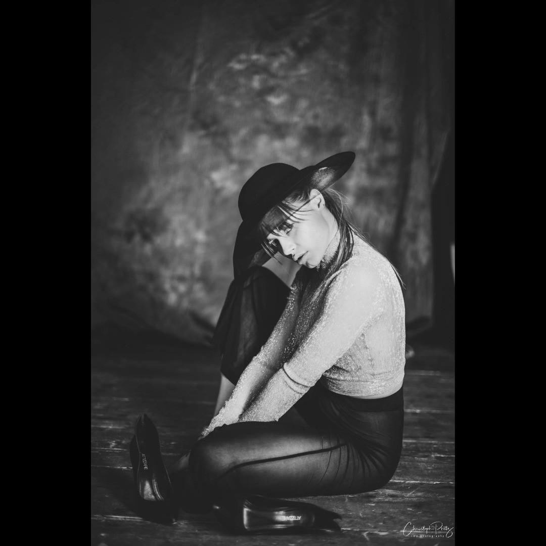 There are these days when you discover that you are too slow or the model too lively. Then it’s good to have an equal fellow photographer next to you and we were sitting like Statler and Waldorf on the on the side of the floor commenting the show. We really had a lot of fun in this shooting with bella Ana bella.

.