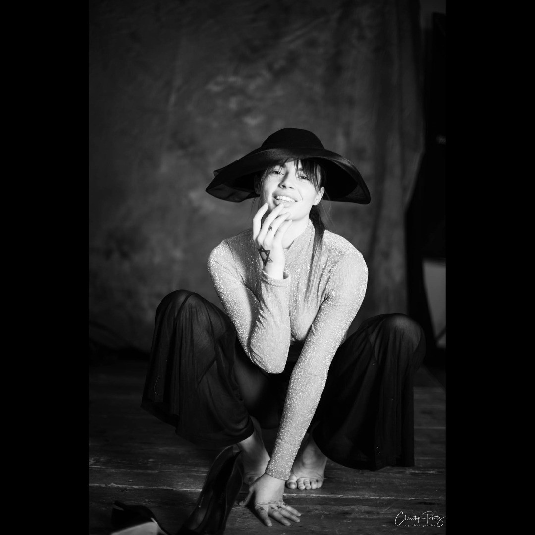 There are these days when you discover that you are too slow or the model too lively. Then it’s good to have an equal fellow photographer next to you and we were sitting like Statler and Waldorf on the on the side of the floor commenting the show. We really had a lot of fun in this shooting with bella Ana bella.

.