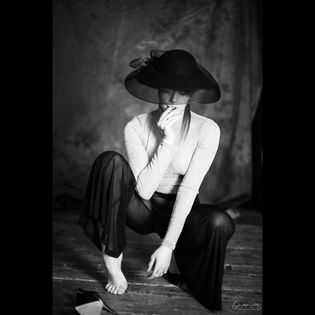 There are these days when you discover that you are too slow or the model too lively. Then it’s good to have an equal fellow photographer next to you and we were sitting like Statler and Waldorf on the on the side of the floor commenting the show. We really had a lot of fun in this shooting with bella Ana bella.

.