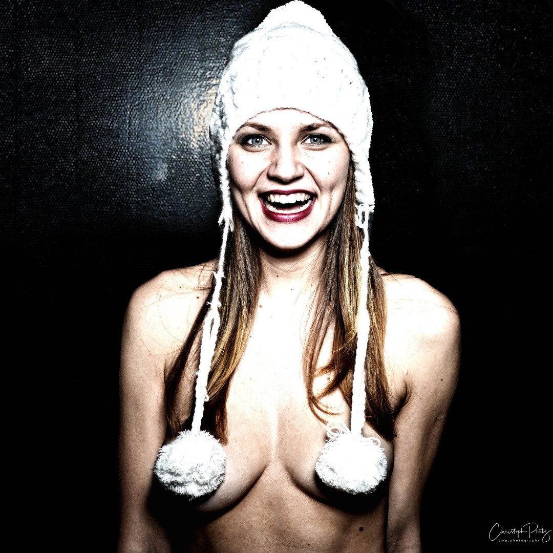 I just stumbled over my first studio shoot from years ago – Helena and I had so much fun that I later decided to permanently rent a studio.
This is a homage to an ad campaign of the early 2000 where the original of this picture was posted next to our office for a while.