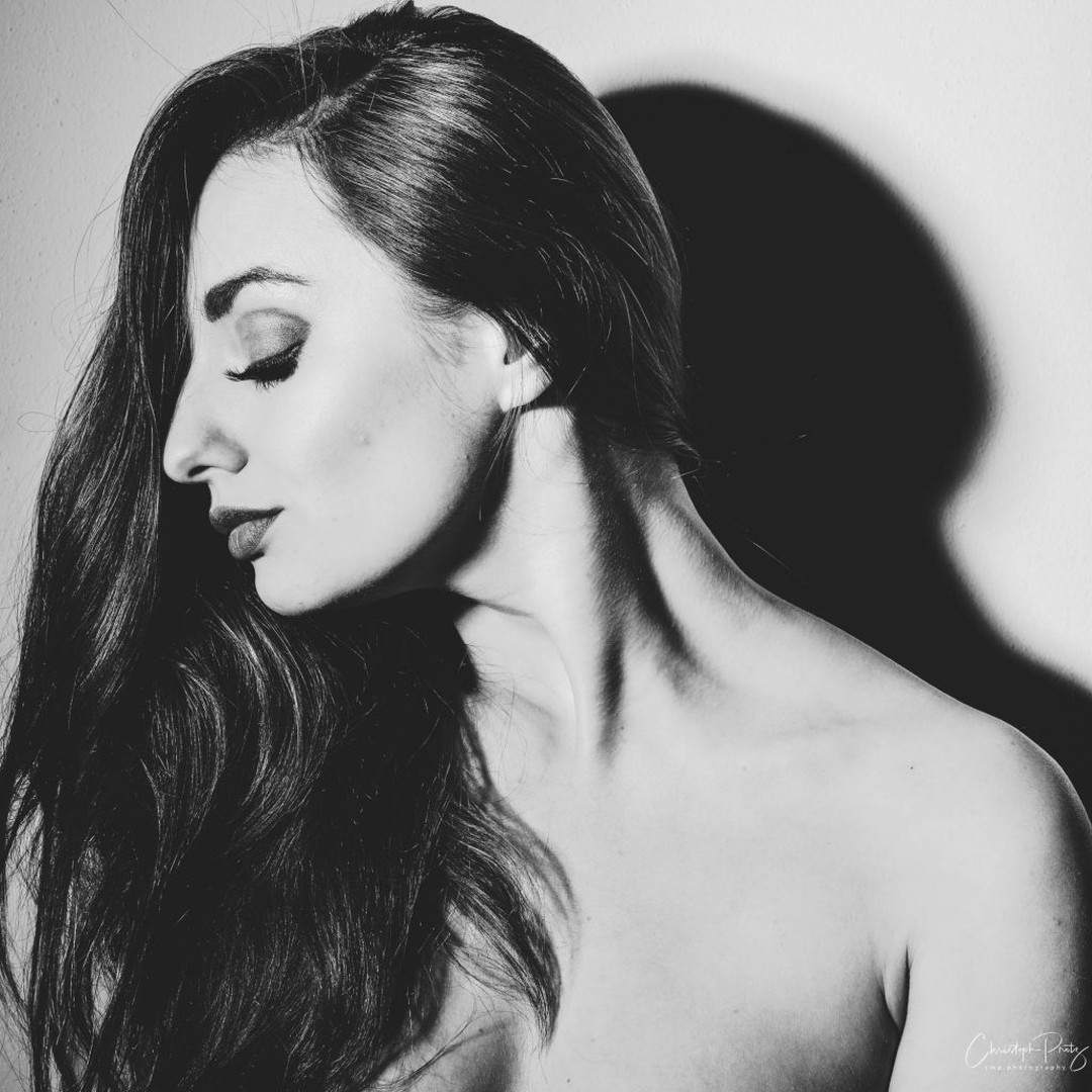 I have dug up some more pictures from the archive that I had never shown before. Today: Alisa and the Fresnel spot.
The set was from a first attempt for film noir and strong shadow images with the Fresnel spot. With certain facial expressions I just asked myself with a grin, what was my default for the model that day?
.