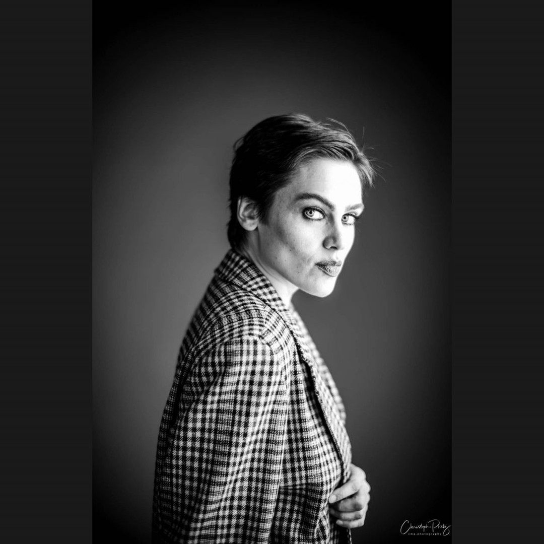 It's these eyes that captured me and why I wanted to have a shooting with Nina.
One more picture of the literally cool shooting I had with Nina @ninaburriofficial earlier this year. We had a lot of fun and produced many really cool pictures.

Thank you Nina :-)