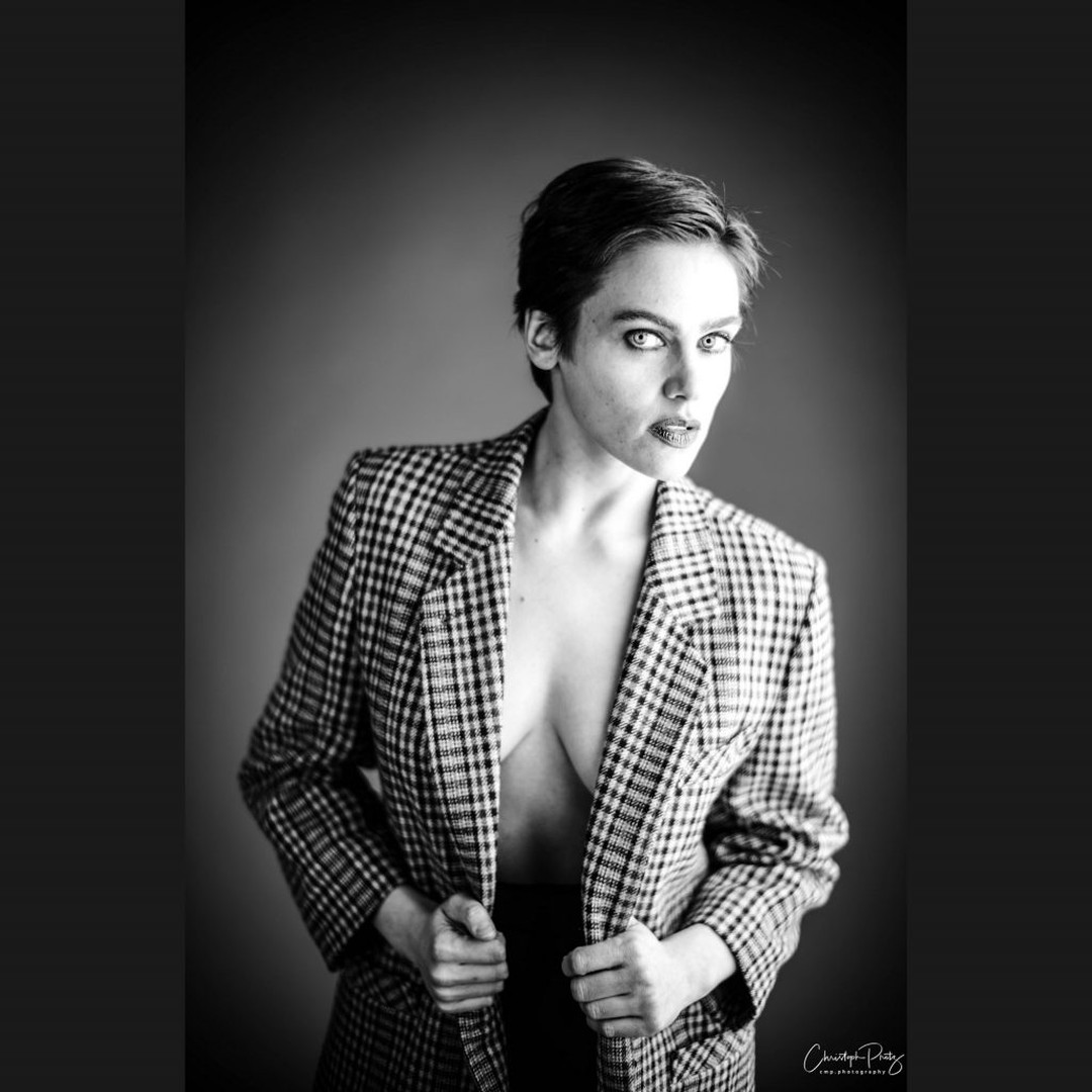 It's these eyes that captured me and why I wanted to have a shooting with Nina.
One more picture of the literally cool shooting I had with Nina @ninaburriofficial earlier this year. We had a lot of fun and produced many really cool pictures.

Thank you Nina :-)