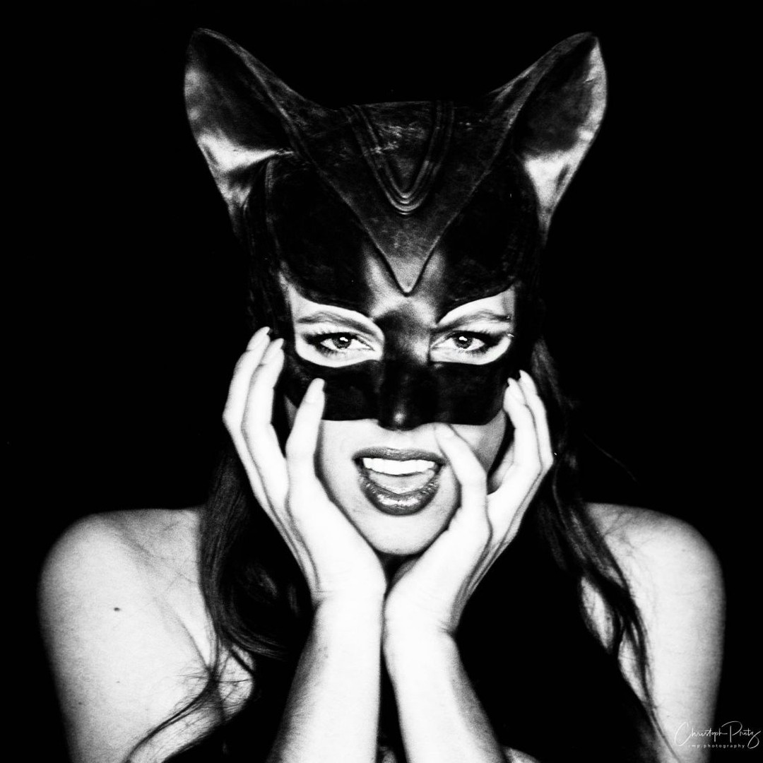 Someone said that I have an addiction to cats. Well, no, really?
Dominika @domiisczmodel1 from an earlier shot is visiting Switzerland again.
A series that fit to a discussion I had in the Rawfilers group this week about blurriness...
One shot is with the Hasselblad on film, guess which one.