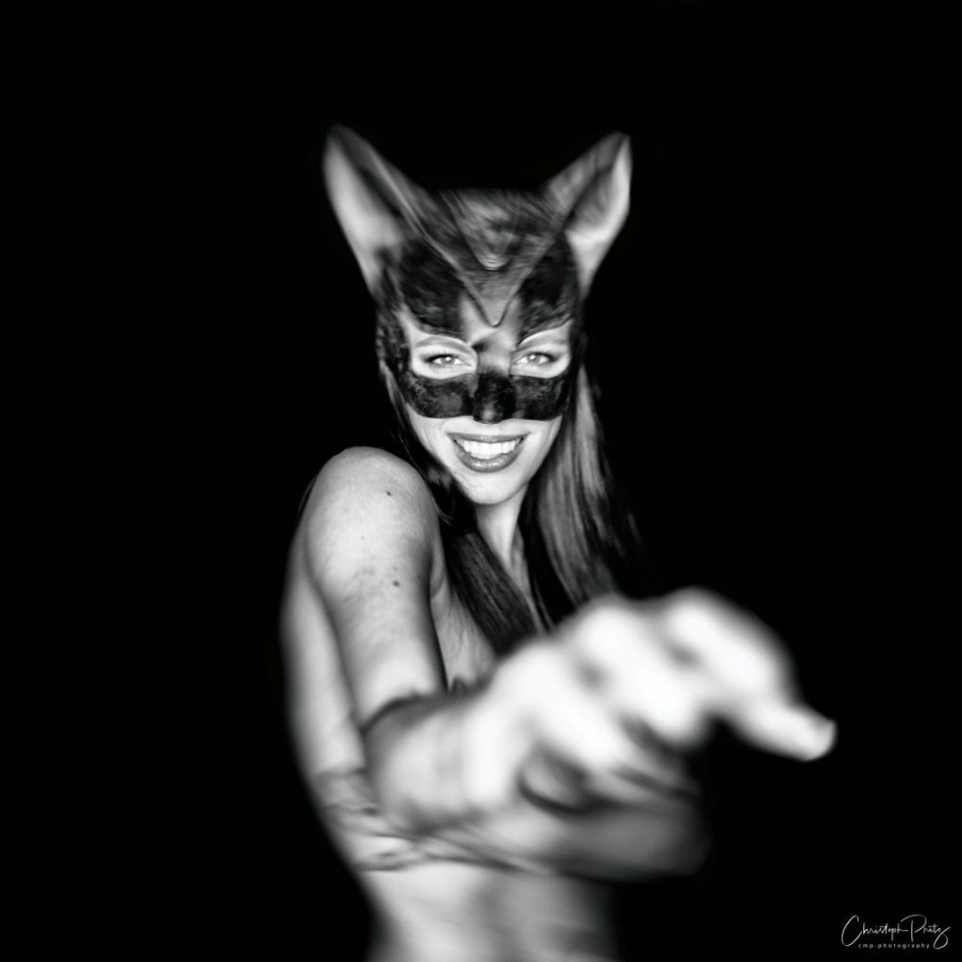 Someone said that I have an addiction to cats. Well, no, really?
Dominika @domiisczmodel1 from an earlier shot is visiting Switzerland again.
A series that fit to a discussion I had in the Rawfilers group this week about blurriness...
One shot is with the Hasselblad on film, guess which one.