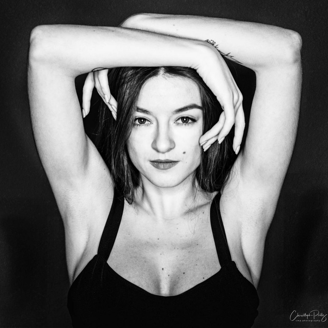 From an earlier shooting with the lovely Arina Ostrovskaya. At that time I was experimenting the first time with a fresnel spot. I kinda like the special shadows you can create with it and it was also a test drive for later retro shots.
.