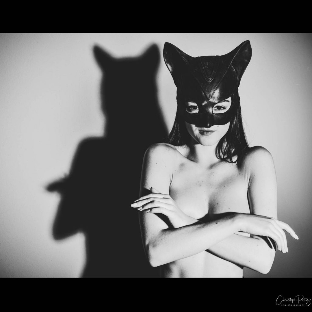From an earlier shooting with the lovely Arina Ostrovskaya. At that time I was experimenting the first time with a fresnel spot. I kinda like the special shadows you can create with it and it was also a test drive for later retro shots. Well yes and again the cat mask :-)