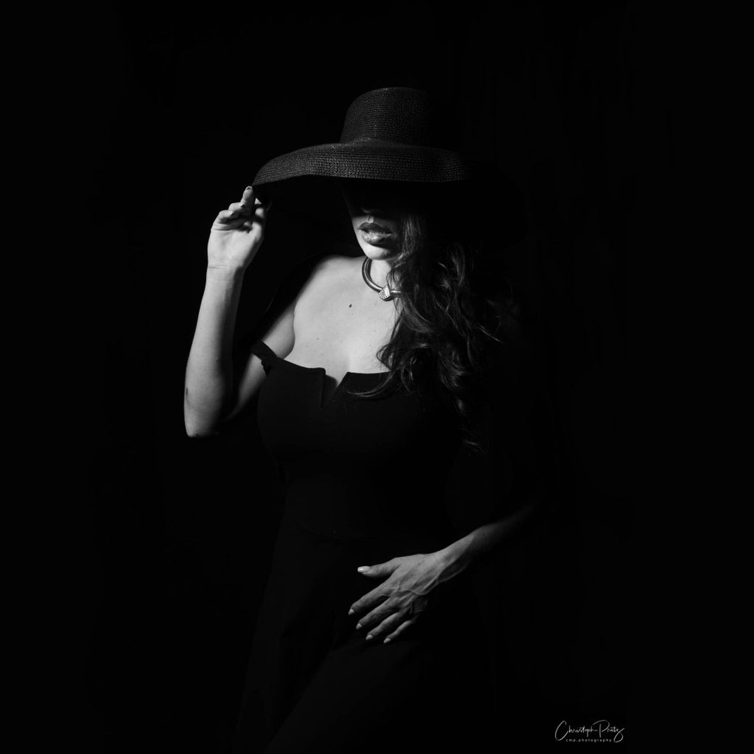 Dominika @domiisczmodel1 I met the first time 2017 visited me again.
We had a wonderful evening in the studio playing around with all kinds of props and feathers.