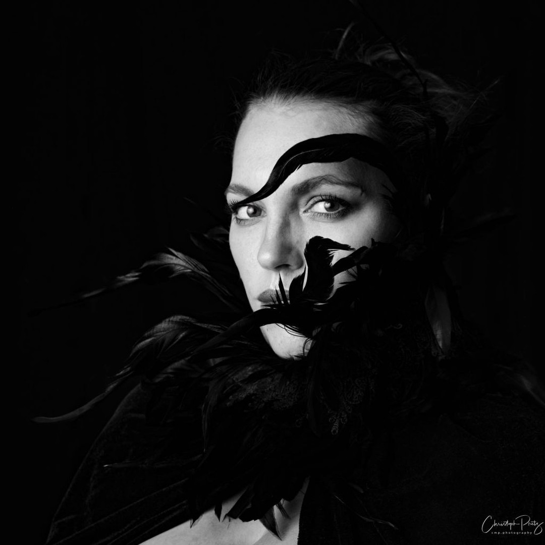 Dominika @domiisczmodel1 I met the first time 2017 visited me again.
We had a wonderful evening in the studio playing around with all kinds of props and feathers.