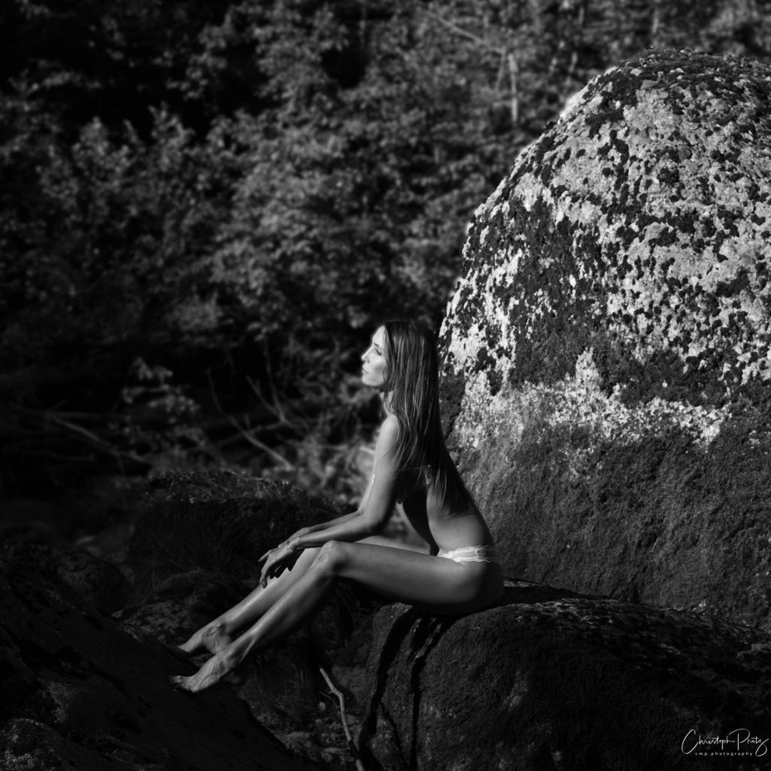 A little earlier this month Michaela @mia.ciza came to visit me for a sunset shooting in a hidden place not far from where I live. After a steep 30 m climb we where at the bottom of river Sihl (on of the rivers that flows to Zurich). There you can find all kinds of huge rocks and washed out stone plateaus, no need to travel to Ticino :-)
We had a wonderful evening and lot's of fun shooting. I'm still choosing the pictures. Three pictures that I spontaneously liked I show you today.
.
