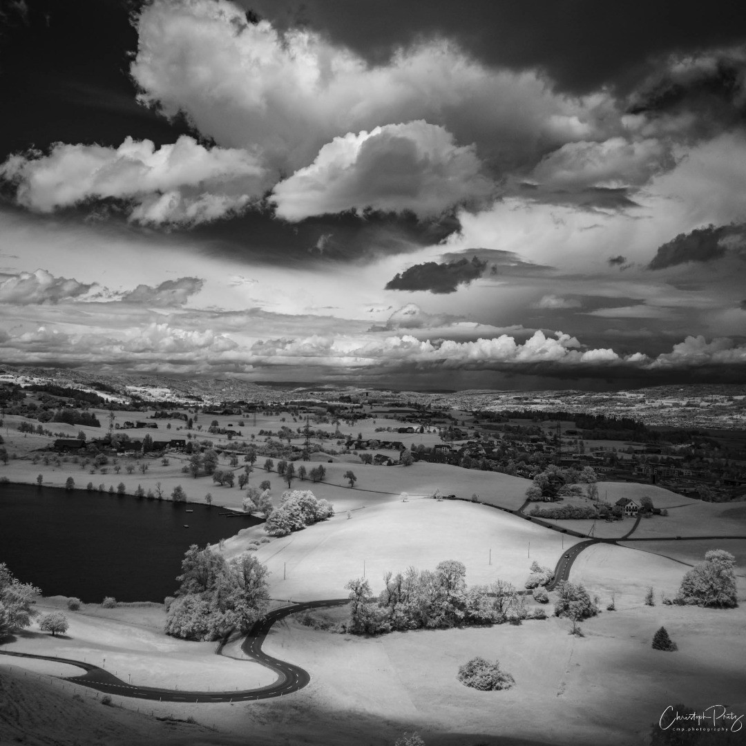 Weather was too bad for the initially planned day-trip, but good enough to do more infrared tests in the landscape close to where we live. I'm still always amazed how different a well known landscape can look...
(probably not yet abstract enough for my "homework" in the group, but I give it another try :-)
.