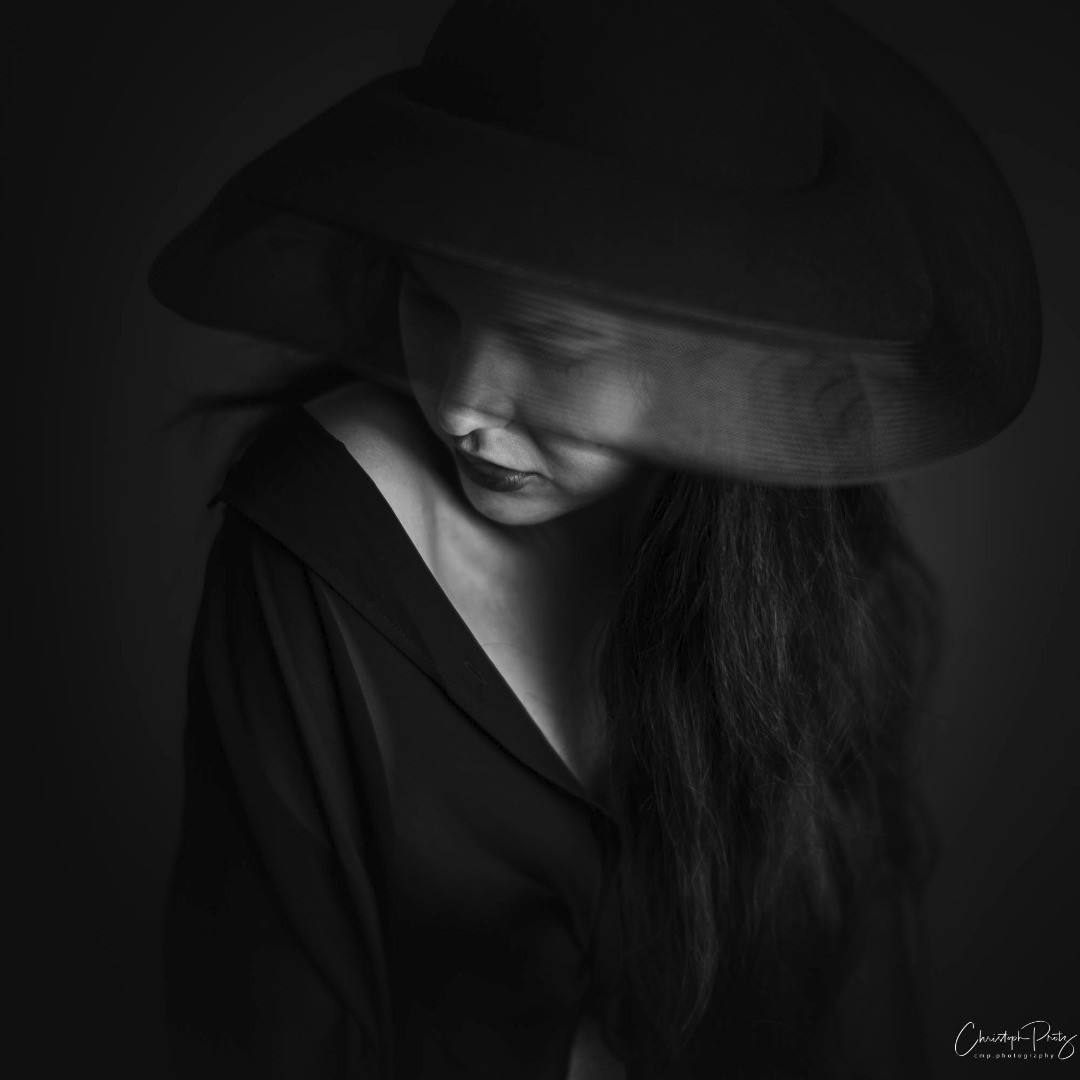 No weather for another infrared stroll today, so let's look at the yet inedited studio work. Someone said I'd had an addiction to hats :-)
From a shooting in march with Maria Alice @mari_im_ and my good friend Joannis @joannis.photography. 

.