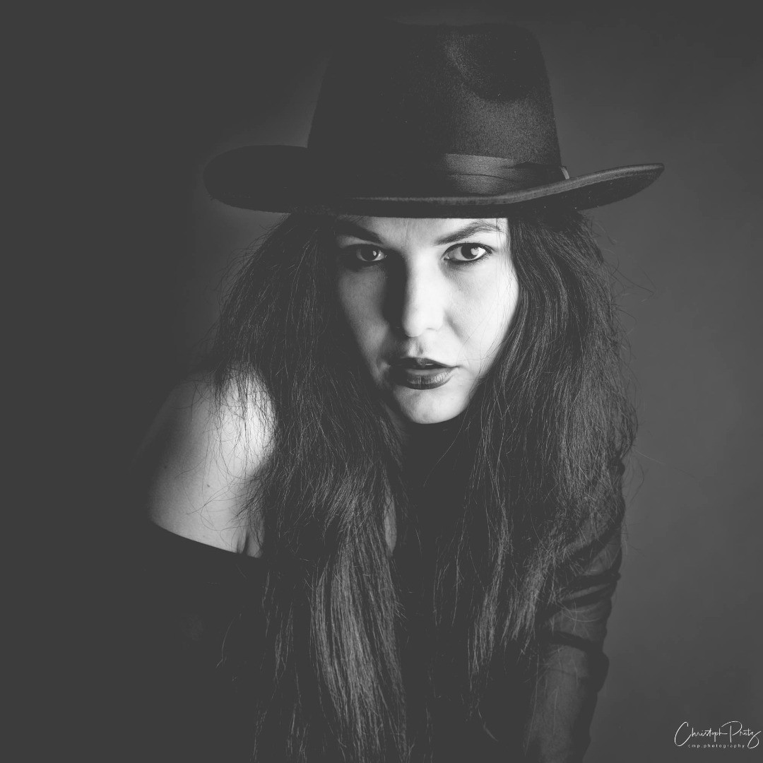 No weather for another infrared stroll today, so let's look at the yet inedited studio work. Someone said I'd had an addiction to hats :-)
From a shooting in march with Maria Alice @mari_im_ and my good friend Joannis @joannis.photography. 

.