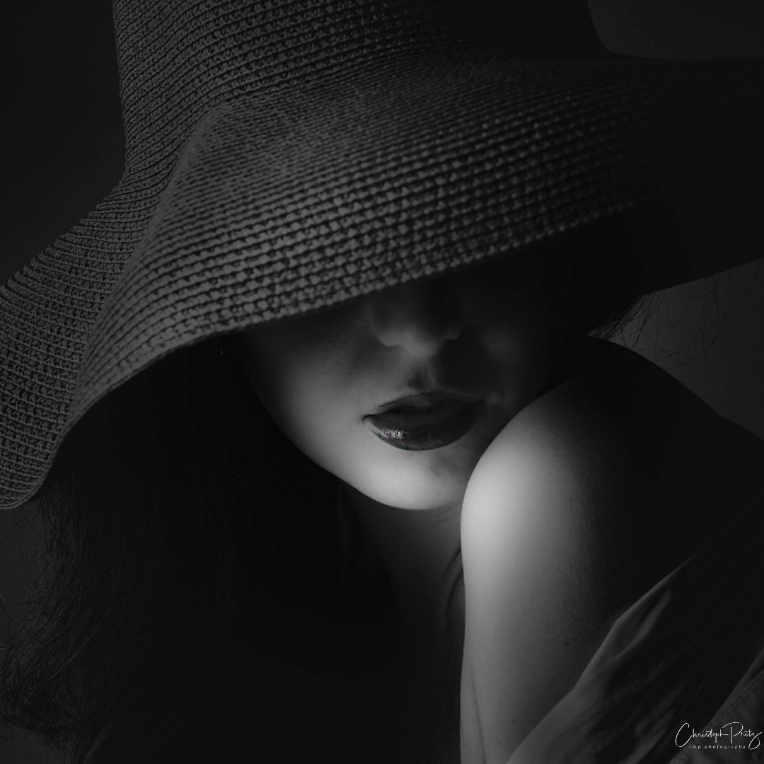No weather for another infrared stroll today, so let's look at the yet inedited studio work. Someone said I'd had an addiction to hats :-)
From a shooting in march with Maria Alice @mari_im_ and my good friend Joannis @joannis.photography. 

.