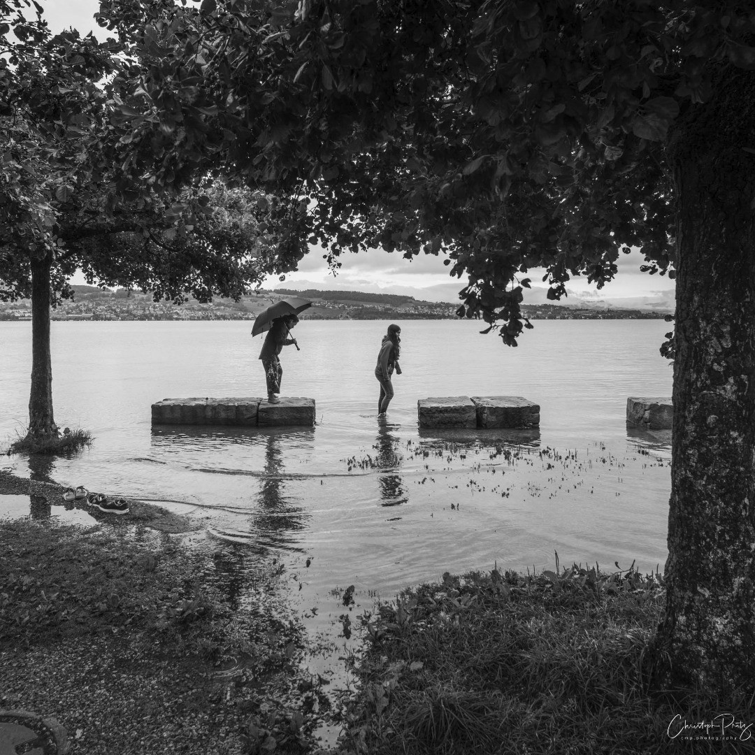 We currently have the heaviest rain falls in Switzerland we've seen in a while and the lakes and rivers start to overflow their banks.
"Aqua alta" at lake Zurich next to the train station in Wädenswil.

@euses_waedenswil @giessbachfall