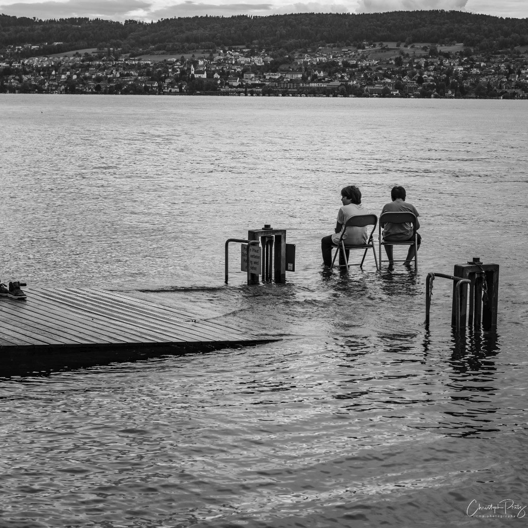 We currently have the heaviest rain falls in Switzerland we've seen in a while and the lakes and rivers start to overflow their banks.
"Aqua alta" at lake Zurich next to the rowing club.

@euses_waedenswil @giessbachfall