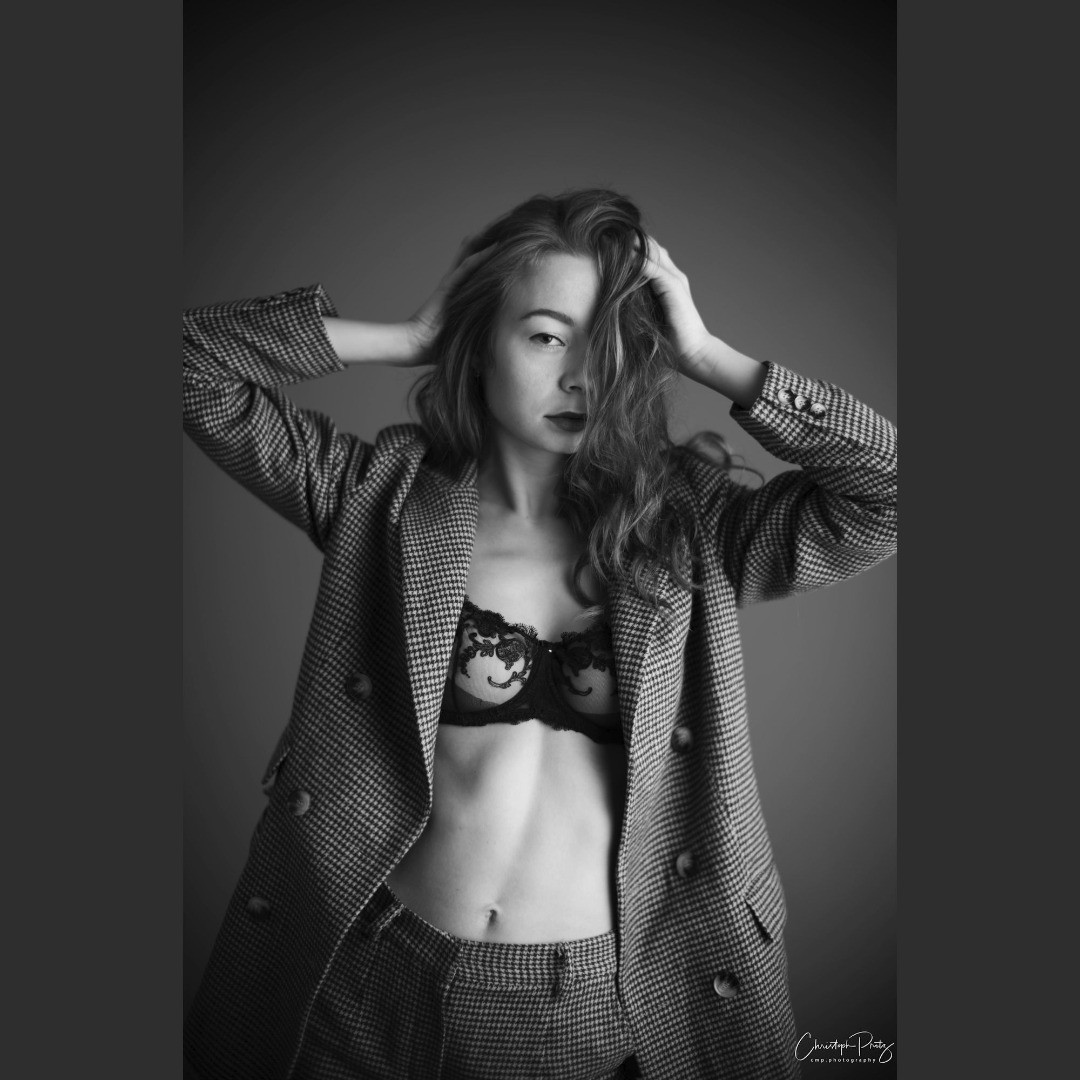 More from the shooting with Halyna @halyna._.life
I like the simplicity in here, it's just a big octabox, an M10M with a 50mm and no editing.