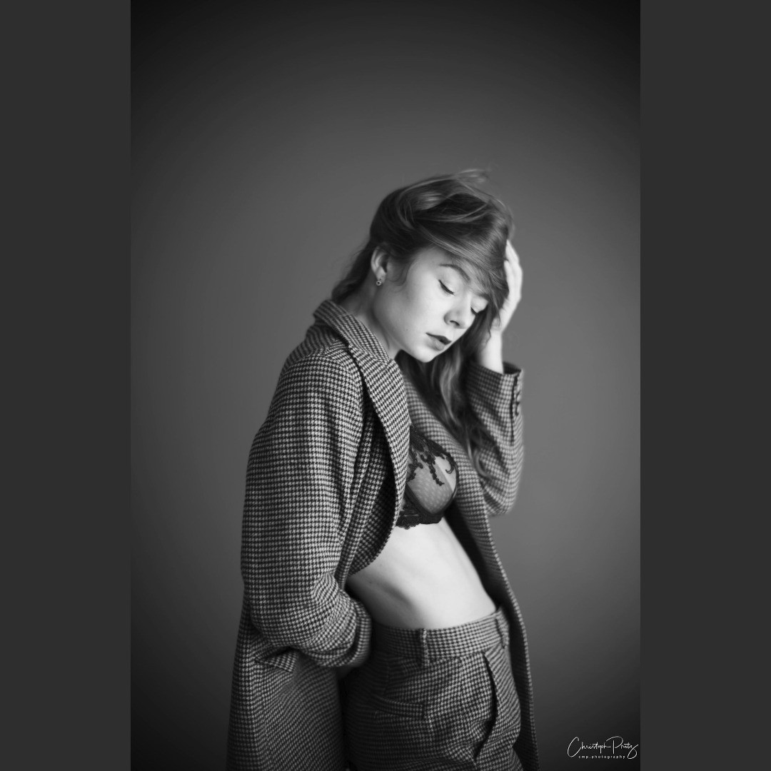 More from the shooting with Halyna @halyna._.life
I like the simplicity in here, it's just a big octabox, an M10M with a 50mm and no editing.