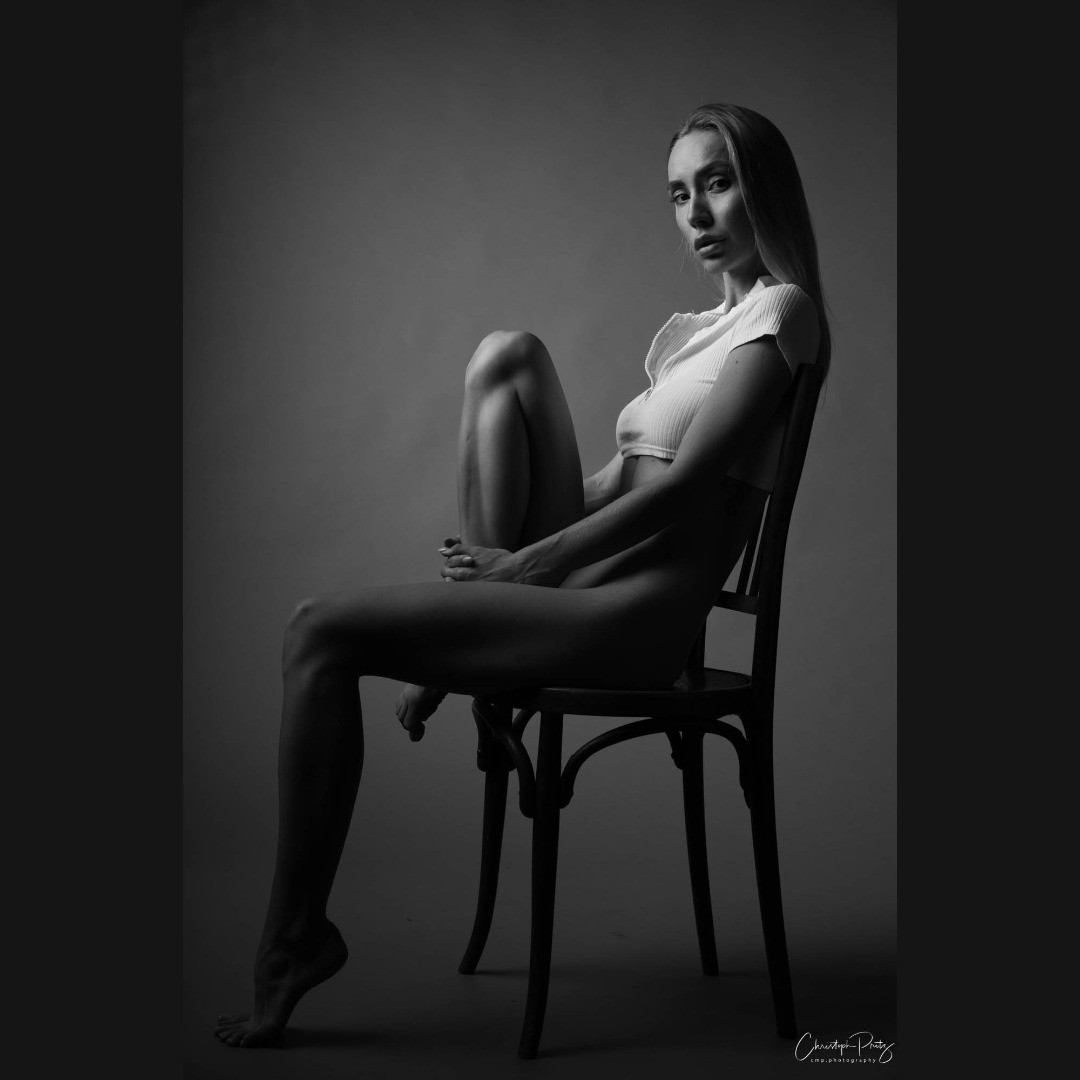 Earlier this week I had a wonderful studio shooting with Lesya @lesyamadama
We where a very good team and I came my ultimate goal, less photos in a shoot and no editing, one step closer. Here, the Leica M10M (and my viewfinder/flash mod) may also have made its contribution