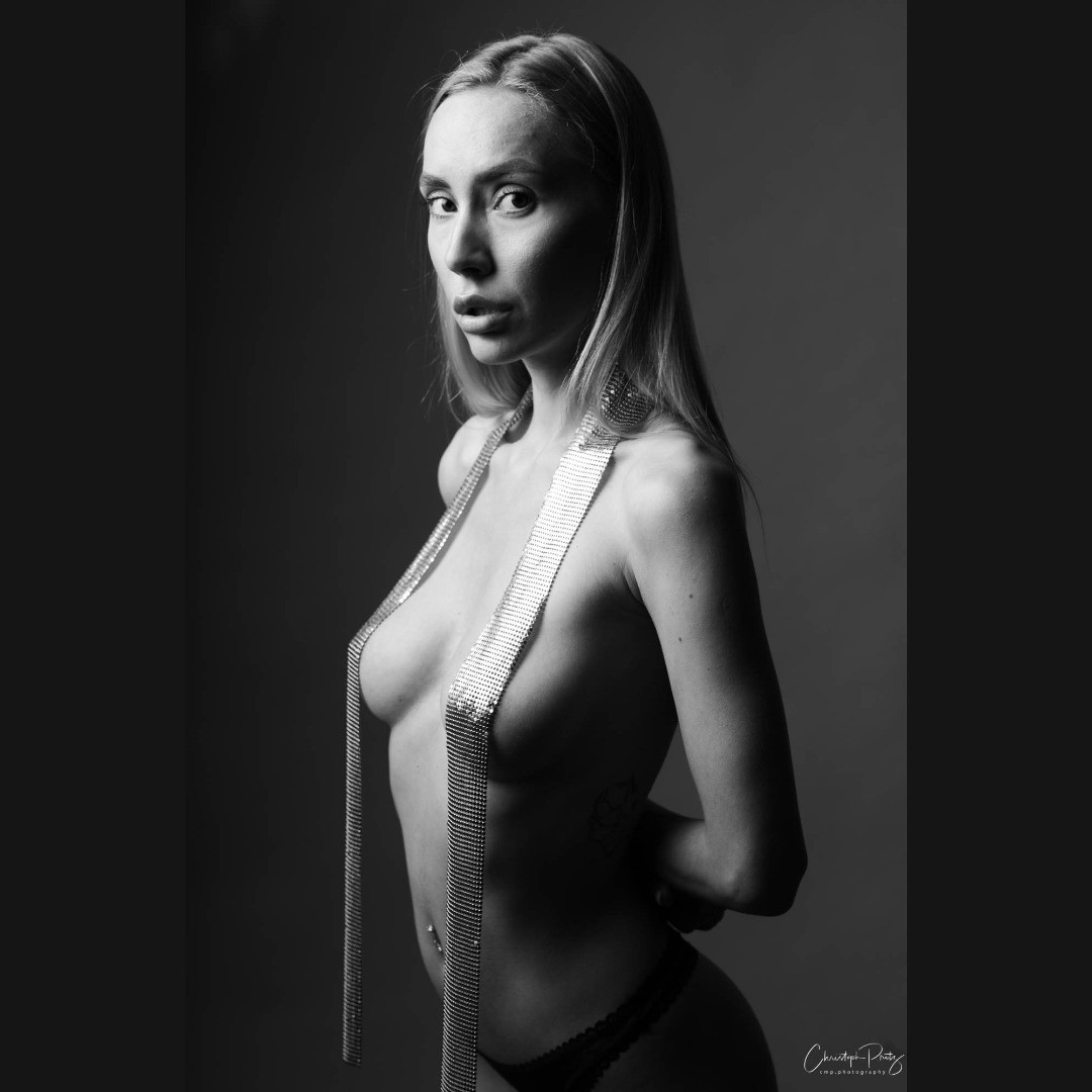 Earlier this week I had a wonderful studio shooting with Lesya @lesyamadama
We where a very good team and I came my ultimate goal, less photos in a shoot and no editing, one step closer. Here, the Leica M10M (and my viewfinder/flash mod) may also have made its contribution