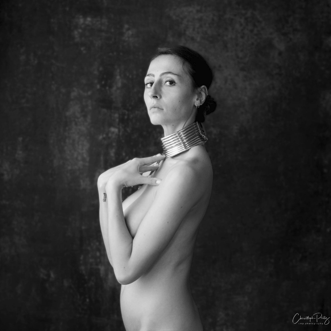 Earlier this week I met Emma Helena @riel.life a wonderful dutch model. Initially we planned an outdoor shooting, well crazy year, wet summer, we ended in the studio. As she was very keen on analog shots I dug out the Hasselblad and we have exposed several films. Development here will still take a few days.